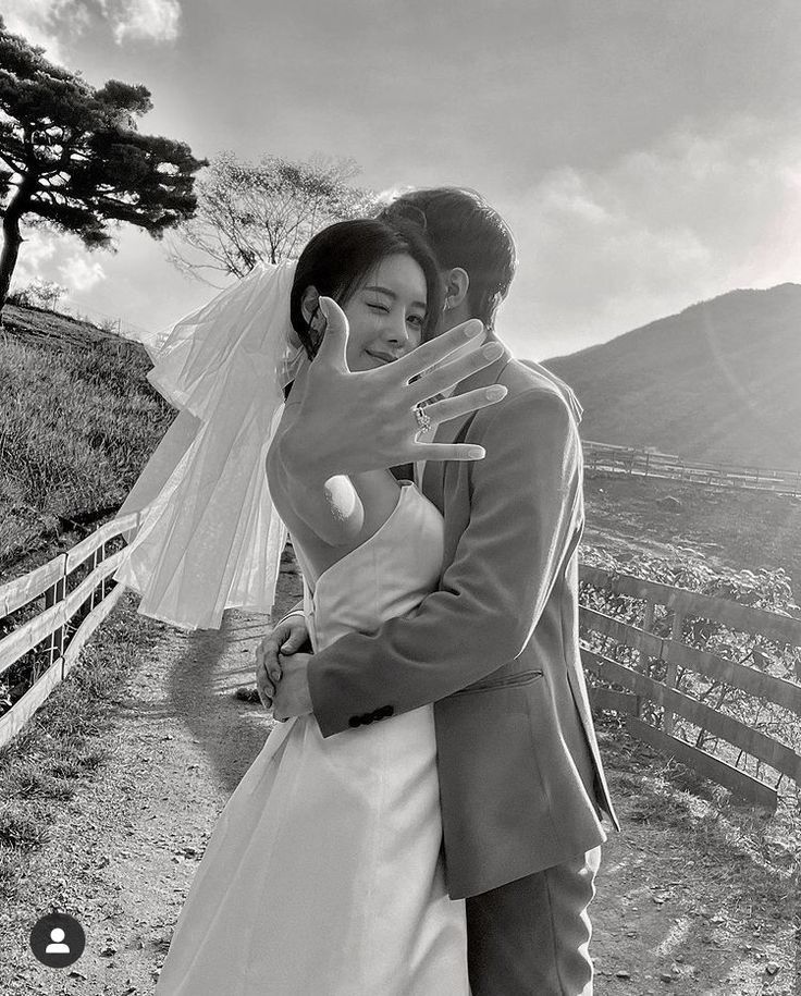Mẫu thiệp cưới online Black & White